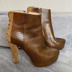 EUC! Marchez Vous XO Yeardley Reptile Ankle Bootie Suede Leather Size 6.5